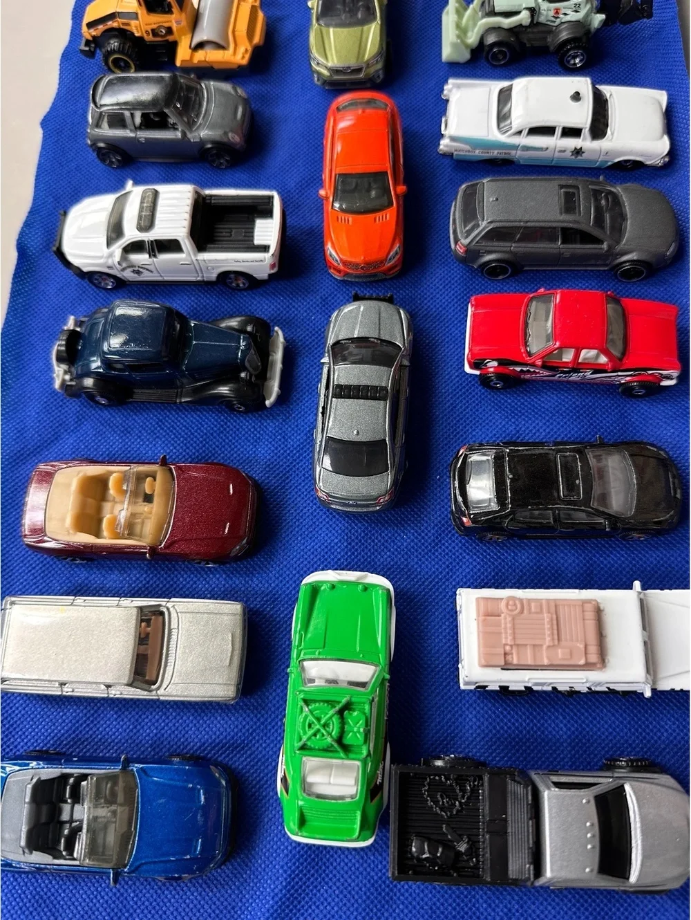 Lot of 20 Assorted matchbox Toy Cars and Vehicles